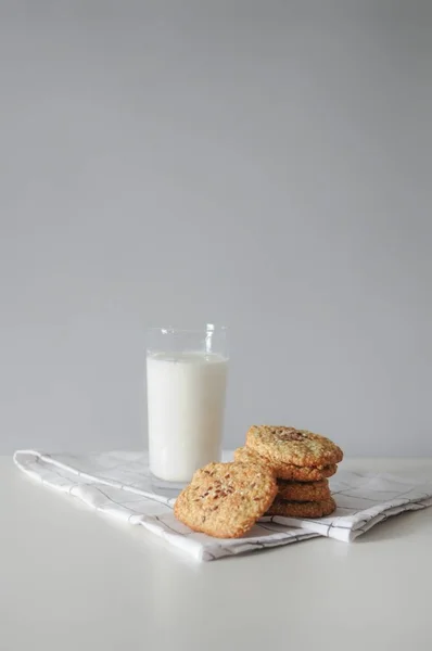 Stack of handmade oatmeal cookies with glass of milk — Stock Photo, Image