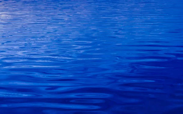 Víztextúra háttér. Klasszikus kék szín az év 2020 tó víz — Stock Fotó