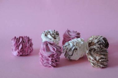 Pembe arka planda ev yapımı lokum çileği zephyr grubu.