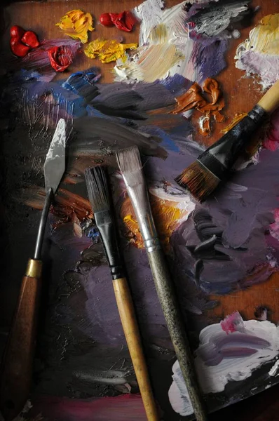 Flache Lage von Pinseln und Farben beim Zeichnen auf Ölfarbe Hintergrund. — Stockfoto