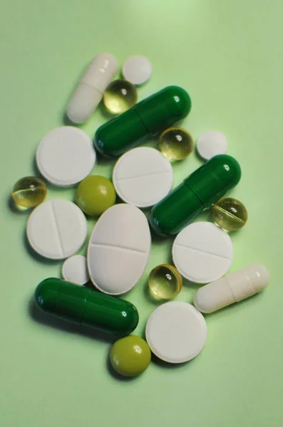 Много Разных Таблеток Зеленом Столе Много Красочных Различных Таблеток Включая — стоковое фото