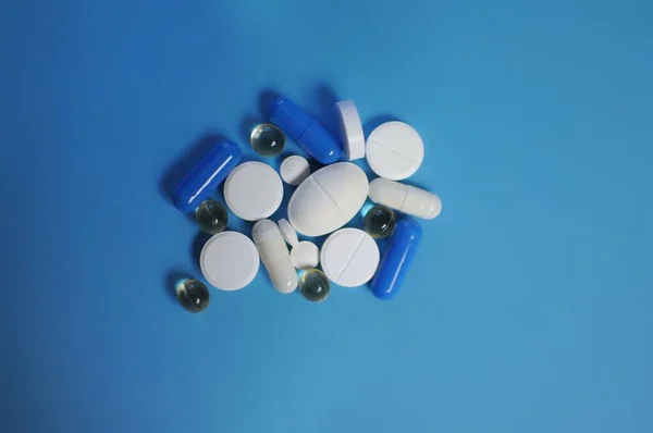 治疗Covid 许多蓝色背景的Anvi病毒药丸 预防Covid 19和其他疾病的药物 — 图库照片