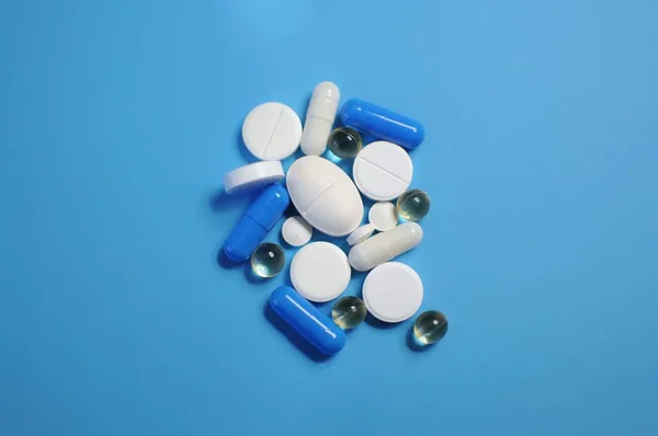 Mnoho Různých Pilulek Modrém Stole Spousta Barevných Různých Pilulek Včetně — Stock fotografie
