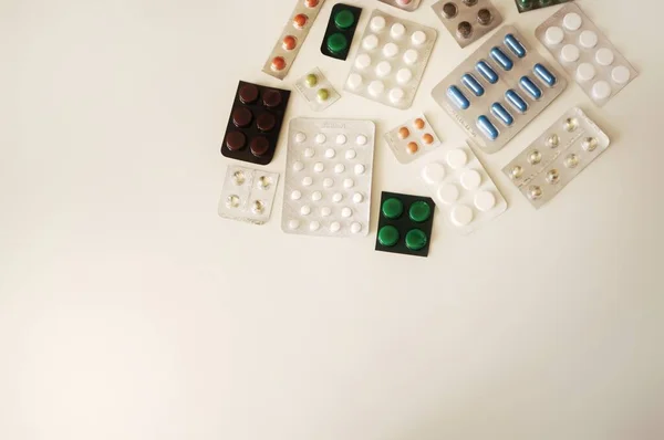 Plaquettes Pilules Colorées Sur Table Blanche Beaucoup Pilules Colorées Différentes — Photo