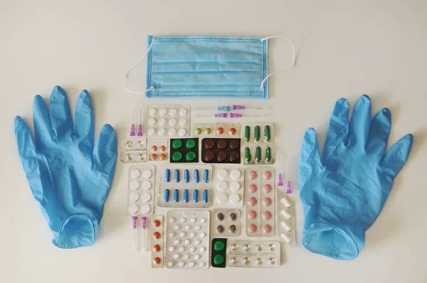 Covid 19治療セット 多くの薬 マスク テーブルの上の注射器のブリスター — ストック写真