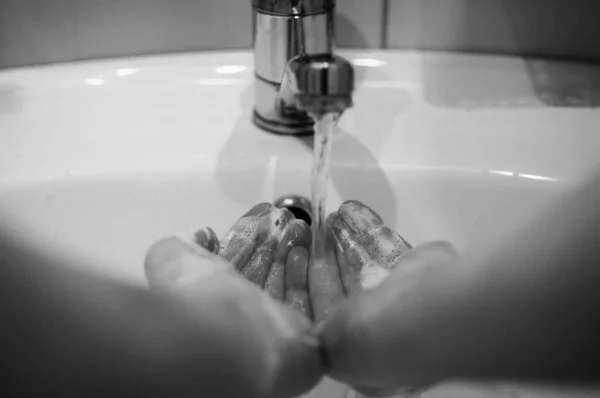 浴室洗手的黑白照片 用肥皂洗手预防疾病 — 图库照片