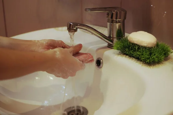 Covid Hastalığını Önlemek Için Tuvalette Ellerini Sabunla Yıkayan Bir Kız — Stok fotoğraf