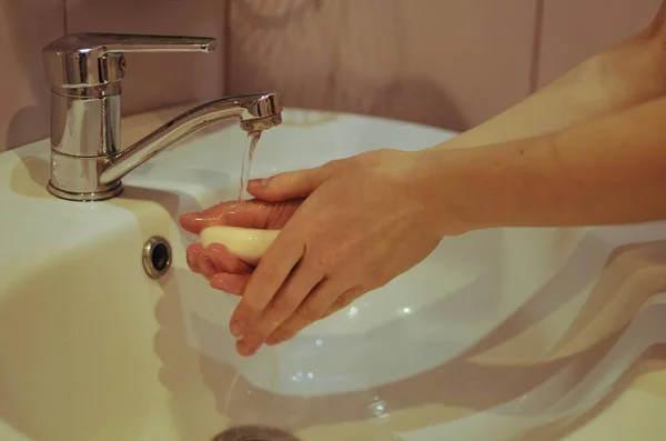 Gadis Mencuci Tangannya Dengan Sabun Kamar Mandi Untuk Mencegah Penyakit — Stok Foto