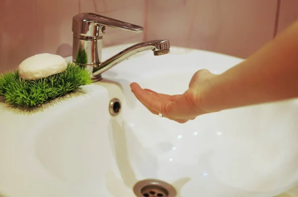 Tak Ada Air Gadis Itu Ingin Mencuci Tangannya Kamar Mandi — Stok Foto