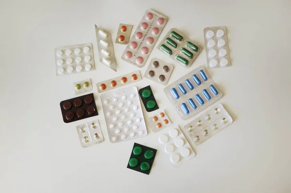 Pakiety Różnych Pigułek Stole Wiele Kolorowych Tabletek Tym Leki Przeciwwirusowe — Zdjęcie stockowe