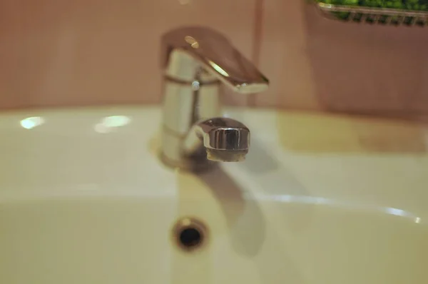 Tuvalette Elleri Yüzü Temizlemek Için Lavabo Var Günlük Rutin — Stok fotoğraf