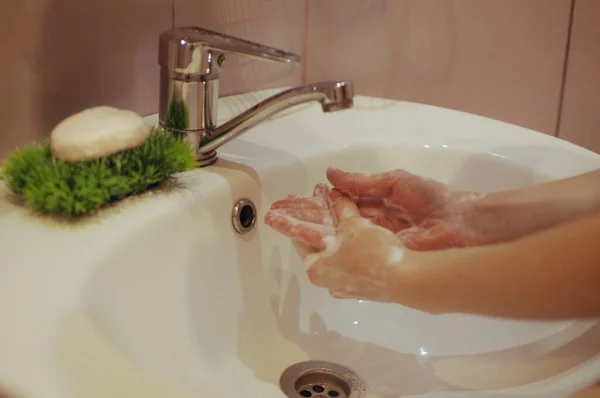 Dengan Hati Hati Mencuci Tangan Dengan Sabun Kamar Mandi Untuk — Stok Foto