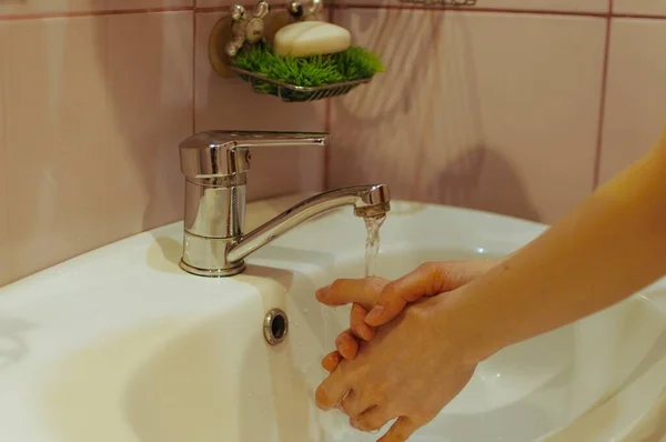 Dziewczyna Myje Ręce Mydłem Łazience Zapobiegania Chorobie Covid — Zdjęcie stockowe