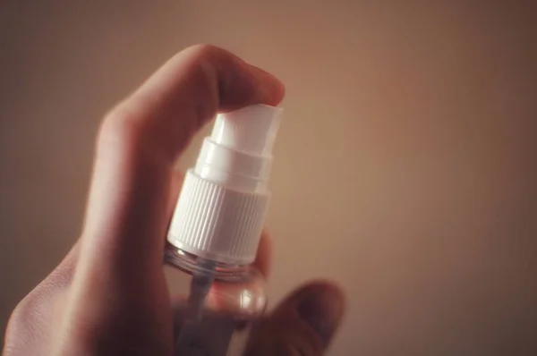 Manos Desinfectantes Persona Uso Desinfactante Botella Para Sanitazing Sus Manos — Foto de Stock