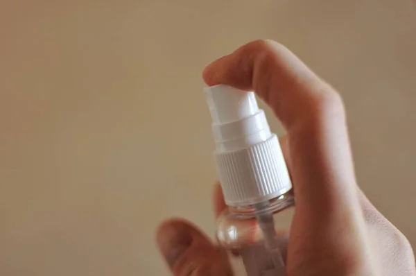 Persona Uso Desinfactante Botella Para Saneamiento Sus Manos Desinfectar Las — Foto de Stock