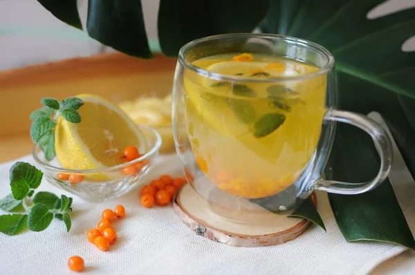 ビタミンと病気の間の健康茶 ミント レモン 蜂蜜とバソーン茶 — ストック写真