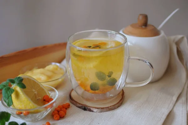 最好的健康茶 含维生素的疾病后茶 带有柠檬和蜂蜜的山楂茶 — 图库照片