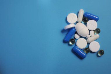 Mavi masada bir sürü antiviral ilaç var. COVID-19 ve hastalıklara karşı ilaç