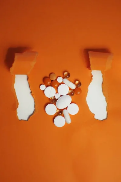预防COVID-19的药物和其他药物，包括许多橙色背景的药丸 — 图库照片