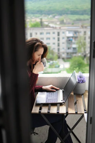 Lihatlah Balkon Bagaimana Wanita Bekerja Dan Minum Kopi Selama Karantina — Stok Foto