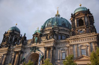 Evanjelist Yüce bucak ve Collegiate Kilisesi - Mitte ilçesinde Müzesi adada Berlin Katedrali (Berliner Dom). Gün ışığı, kasvetli gökyüzü arka plan
