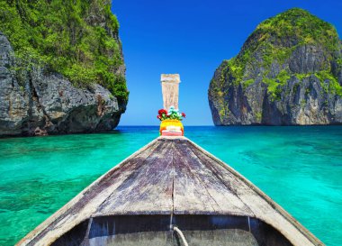 Geleneksel ahşap longtail taksi tekne Maya Bay Beach deki trans