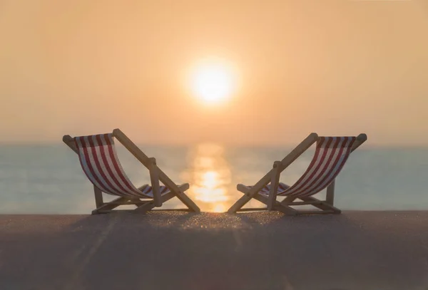 Deux Chaises Longues Rayées Rouge Blanc Plage Sable Tropical Coucher — Photo