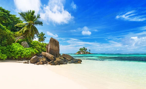 Tropisch strand Anse Royale bij island Mahe, Seychellen — Stockfoto