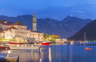 Perast eski şehrin gece panoramik manzaralı ünlü campanile