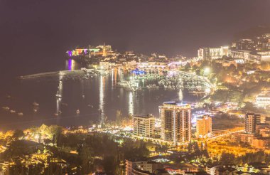 Gece panoramik Budva eski ve yeni şehir Adriyatik Denizi üzerinde, 