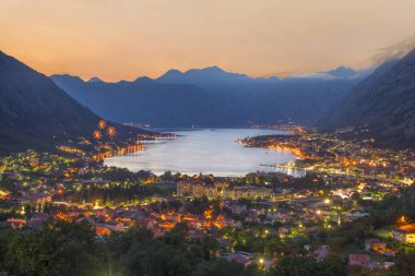 Gün batımı Kotor Körfezi (Boka Kotorska), Adriyatik Denizi, Lodos