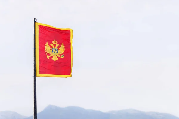 Drapelul Muntenegrului (roșu, cu stema unui vultur cu două capete — Fotografie, imagine de stoc