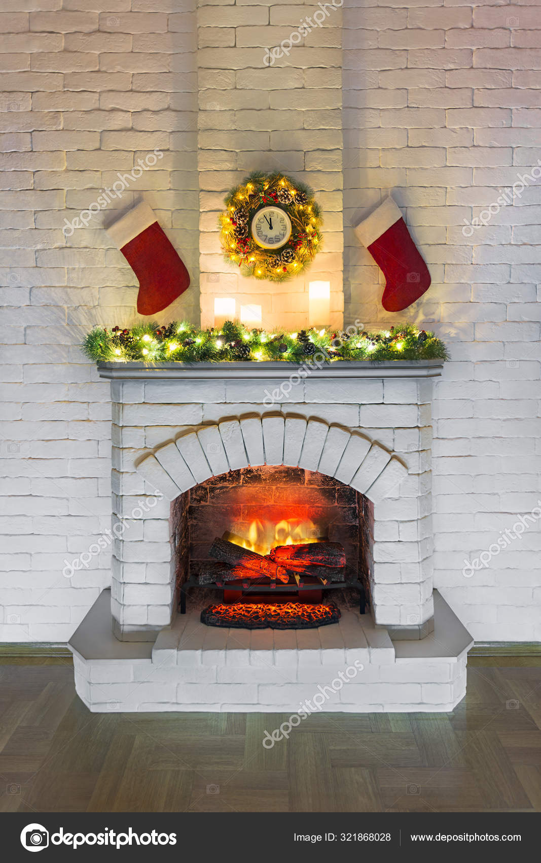 Chimenea blanca con fuego decorado para Navidad con velas , — Foto de stock  #321868028 © EM_prize, image size:1067x1700