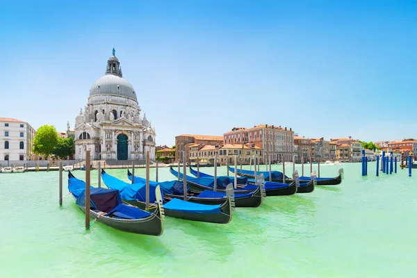 Panoramiczny Piękny Widok Tradycyjne Weneckie Gondole Zacumowane Wodzie Canal Grande — Zdjęcie stockowe