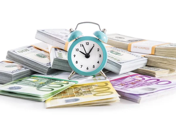 ユーロとドルの紙幣と緑の時計のパッケージは 白い背景に隔離されました 時間とは金融ビジネスの概念であり — ストック写真