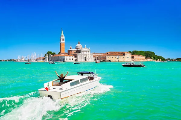 威尼斯海景 Giudecca Canal和San Giorgio Maggiore岛 意大利 拿着意大利国旗的汽车船 幸福地举起她的手 检疫和开放旅游季节概念的结束 — 图库照片