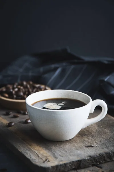 Xícara de café na placa de madeira — Fotografia de Stock