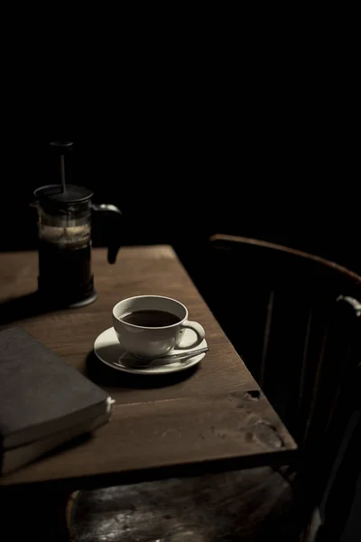 咖啡杯放在咖啡桌上 — 图库照片