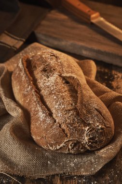 Taze yapılmış somun ekmek üzerine yağlıboya