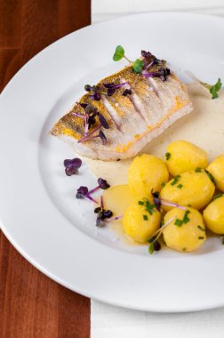 Patates ve soslu balık.