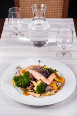 Sebzeli ve soslu somon