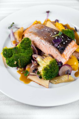 Sebzeli ve soslu somon