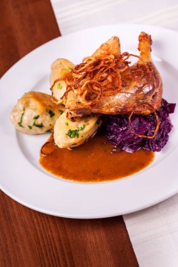 Etli börek ve lahana.