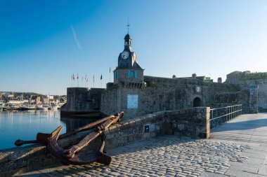 Concarneau, Fransa. 12 Nisan 2017. Concarneau, ortaçağın başlarında, küçük bir körfeze tepeden bakan, küçük bir adada, hem yerleşimciler hem de tekneler için doğal koruma sunarak ortaya çıktı. Ayrıcalıklı konumu gelişmesini destekliyordu.