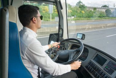 Bordeaux, Fransa. 23 Mayıs 2020. Otobüs şoförü. Covid-19 kez seyahatler yapıyor..