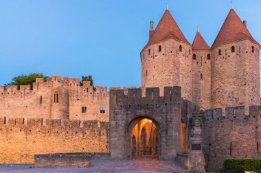 Carcassonne, Fransa. 15 Mayıs 2017. Şehir, Eugene Viollet-le-Duc tarafından 19. yüzyılda restore edilen ve 1997 yılında UNESCO tarafından Dünya Mirası Alanı ilan edilen bir ortaçağ mimari topluluğu olan duvarlı kalesi ile tanınıyor..