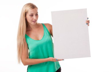 Sarışın uzun saçlı beyaz plaka ile poz. Bir logo, reklam koymak. Reklam için beyaz bir arka plan resmi. farklı duruşlar ve duygular gösterir. Beyaz bir arka plan üzerinde tabela ile poz. bir iş siyah takım elbise giymiş. etek 