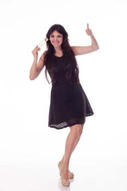 Güzel bir ince esmer suşi yiyor. Uzun saçlı, siyah elbise ve yüksek topuklu ayakkabılar. Çin sushi sopa tutar. Çin Mutfağı, sunumunu suşi. Bir Çin restoranı tanıtımı için kullanılabilir. Beyaz bir arka plan üzerinde poz