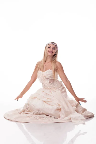 Blondynka Białej Sukni Obrazie Księżniczki Pozowanie Siedzi Białym Tle Zdjęcie — Zdjęcie stockowe