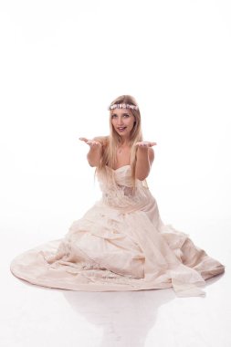sarışın Prenses resimdeki beyaz bir elbise içinde. Oturma poz. farklı duygular ile beyaz bir arka plan üzerinde izole fotoğraf